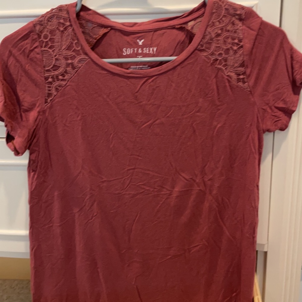reddish short sleeve top w cute designs